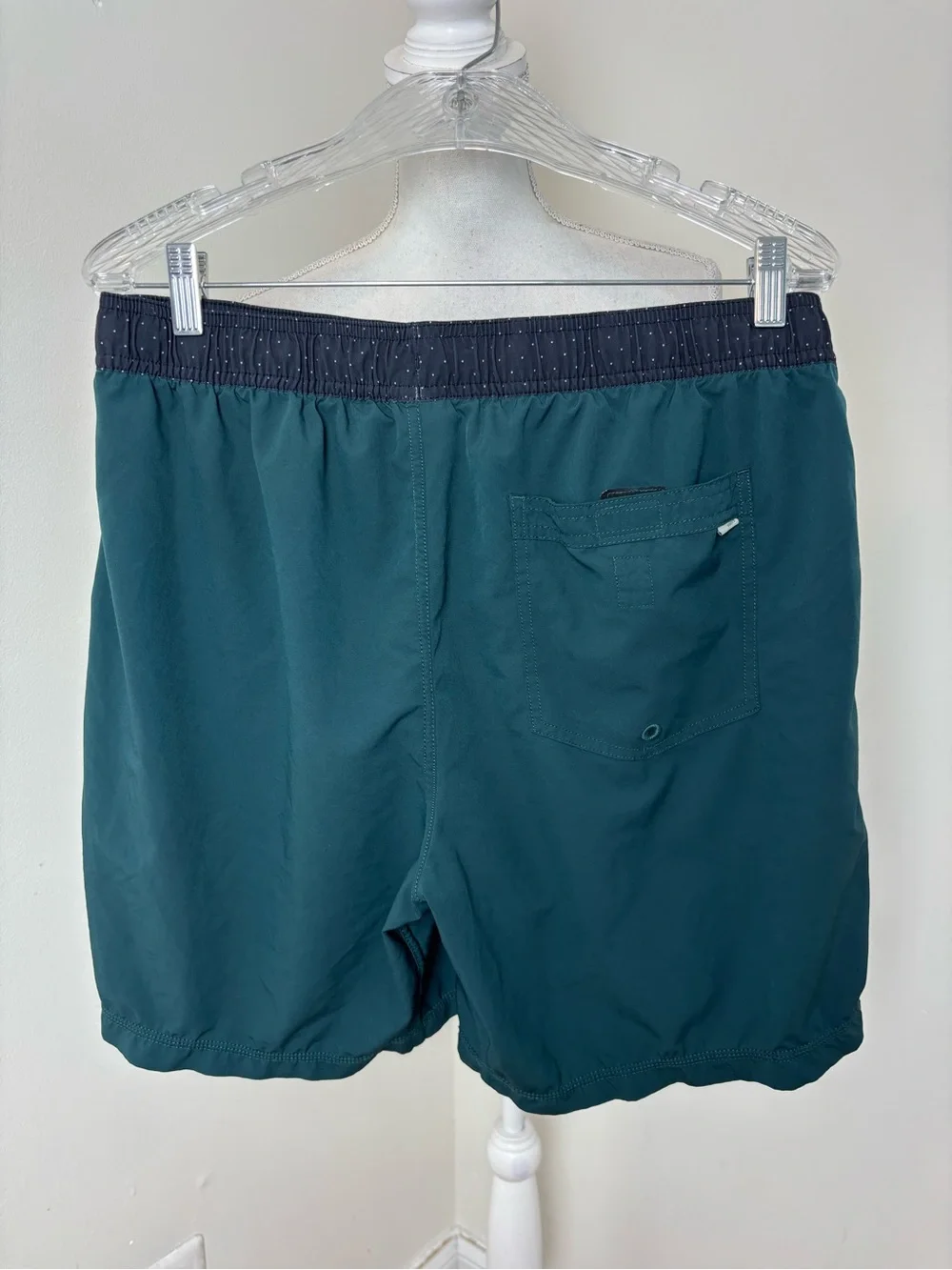 Vuori Kore Shorts in  Teal Size Large